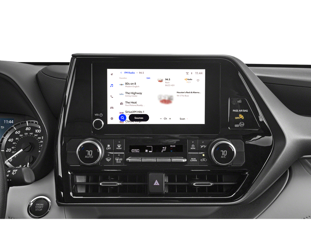 2023 Toyota Highlander LE photo 4