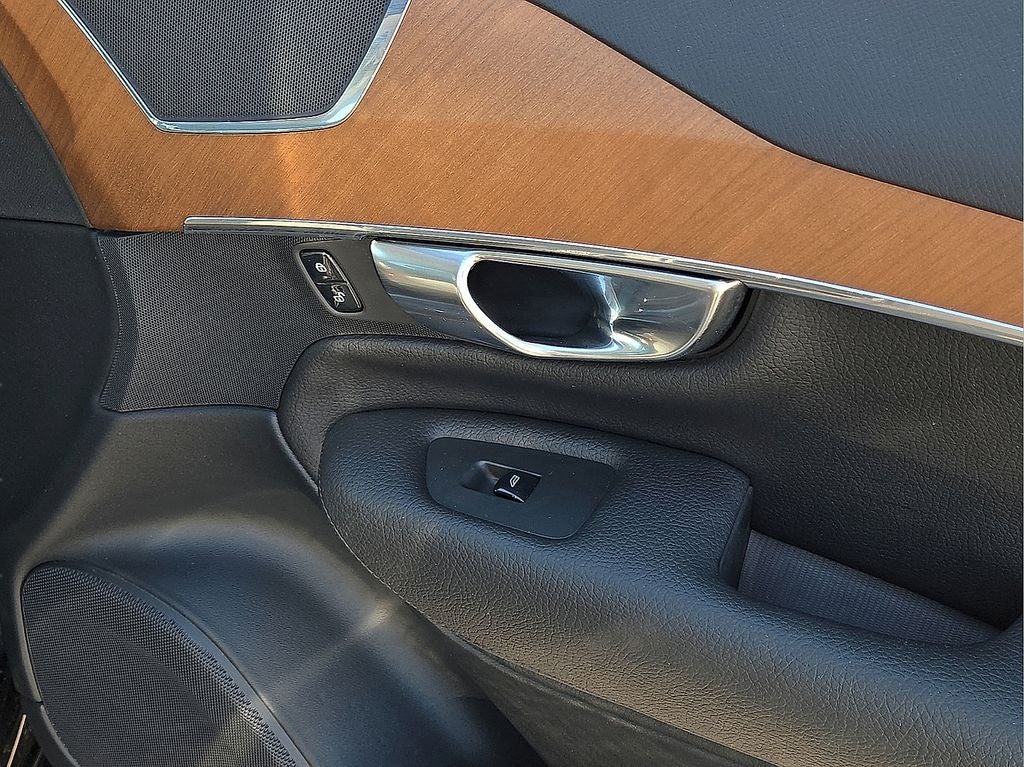 2022 Volvo XC90 T6 Momentum