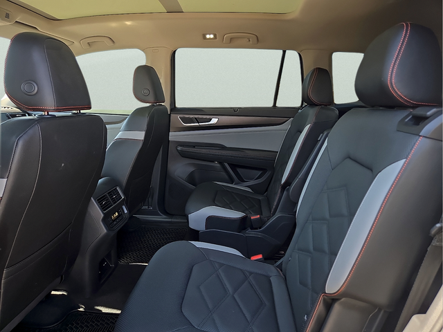 2024 Volkswagen Atlas 2.0T Peak Edition SEL