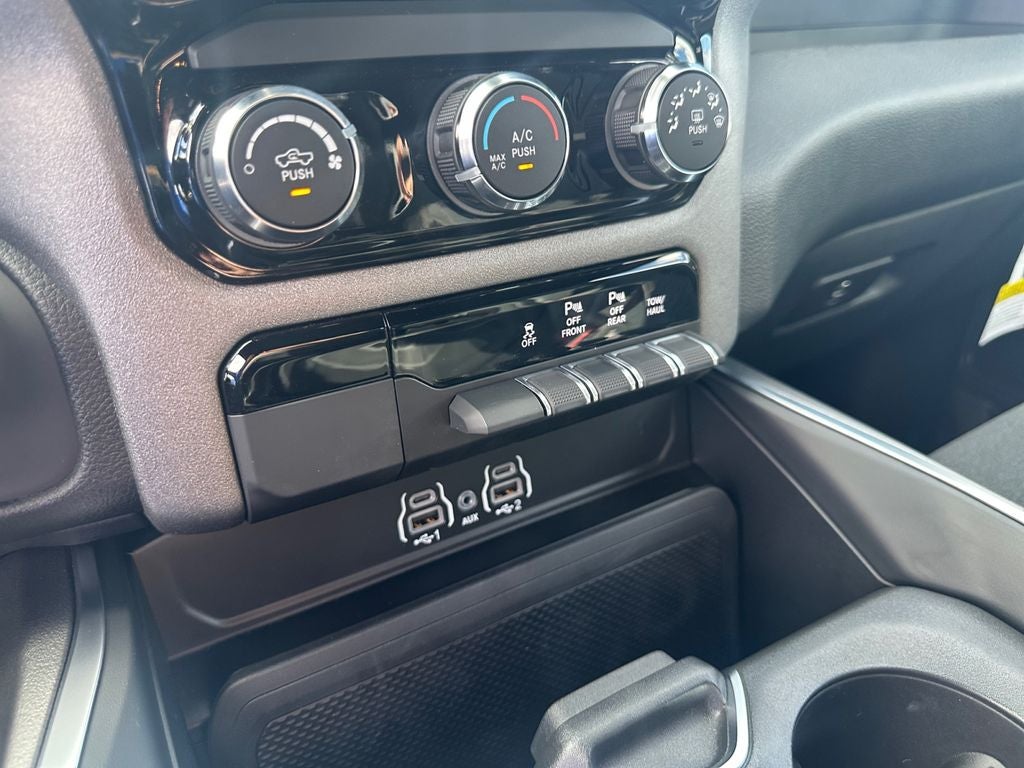2027 RAM Ram 1500 RAM 1500 EXPRESS CREW CAB 4X4 5'7' BOX
