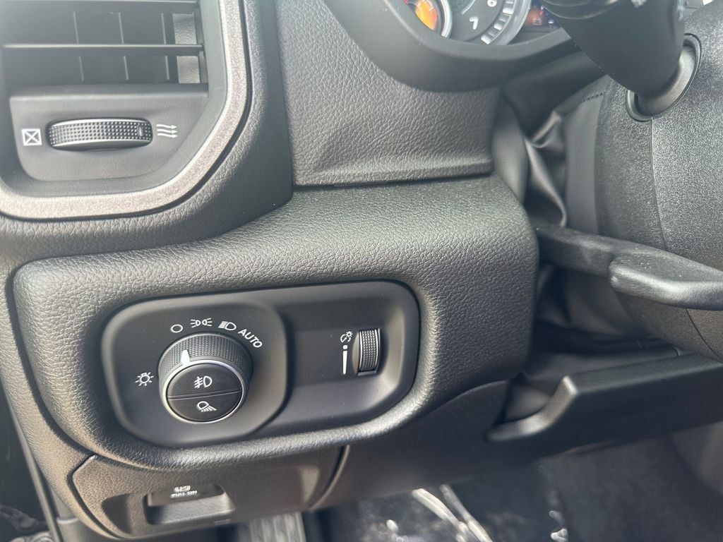 2027 RAM Ram 1500 RAM 1500 EXPRESS CREW CAB 4X4 5'7' BOX