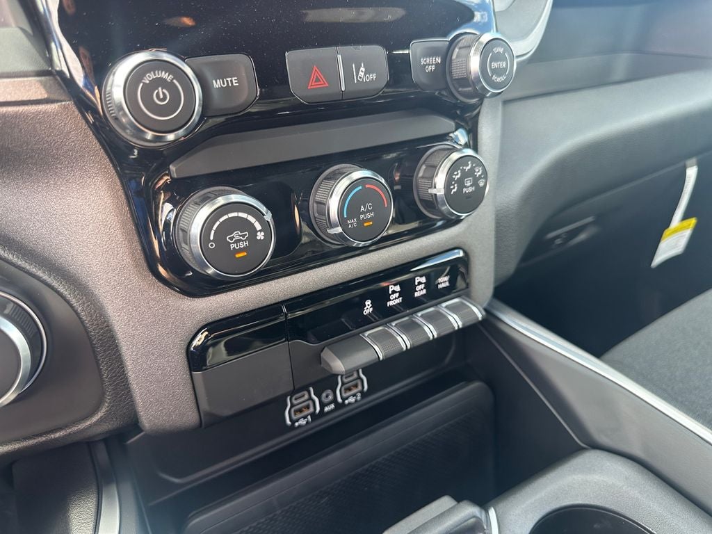 2027 RAM Ram 1500 RAM 1500 EXPRESS CREW CAB 4X4 5'7' BOX