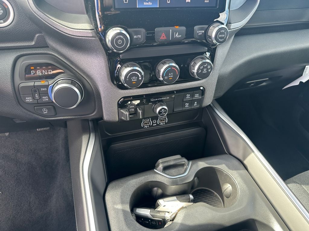 2027 RAM Ram 1500 RAM 1500 EXPRESS CREW CAB 4X4 5'7' BOX