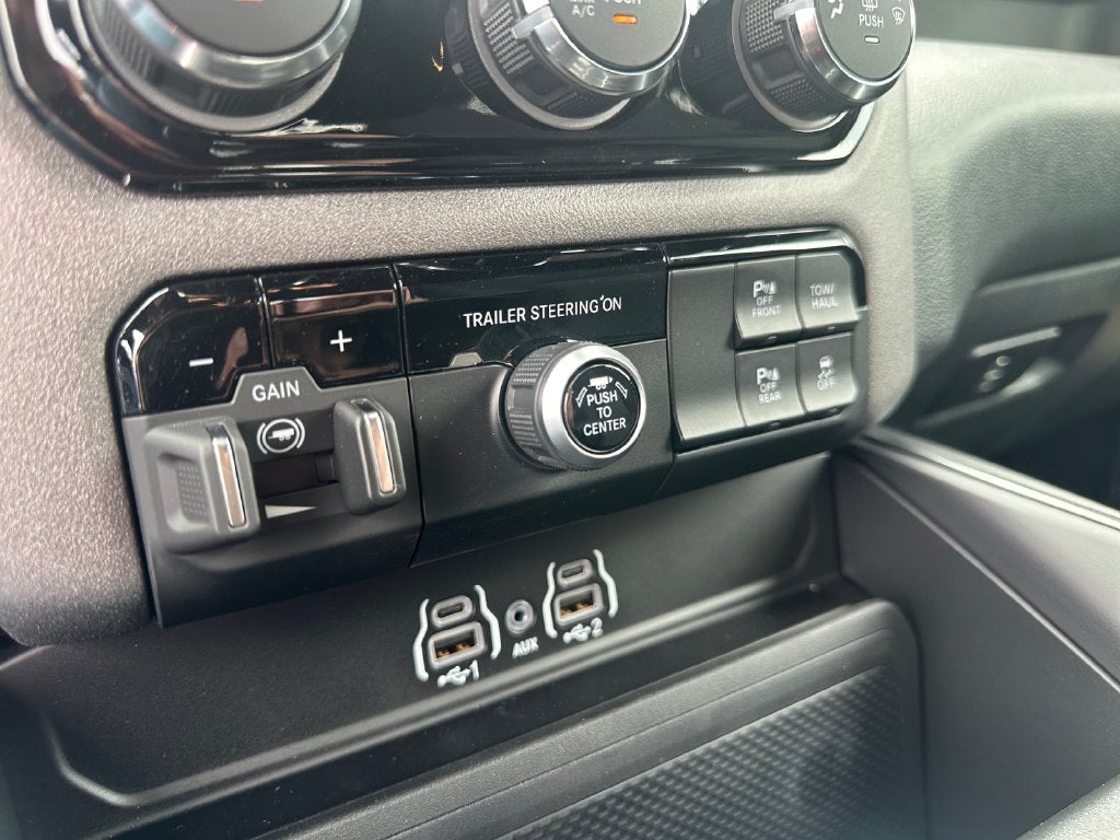 2027 RAM Ram 1500 RAM 1500 EXPRESS CREW CAB 4X4 5'7' BOX